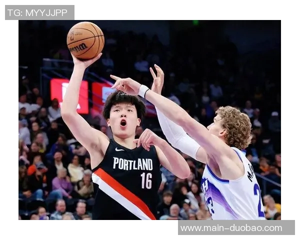 开拓者前线记者小傅期待小杨在篮球场上展现真实自我的那一天 开拓者前线记者小傅期待小杨在篮球场上展现真实自我的那一天