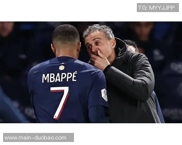 姆巴佩赛后与恩里克亲切交流并向前队友们表达一致意见 姆巴佩赛后与恩里克亲切交流并向前队友们表达一致意见